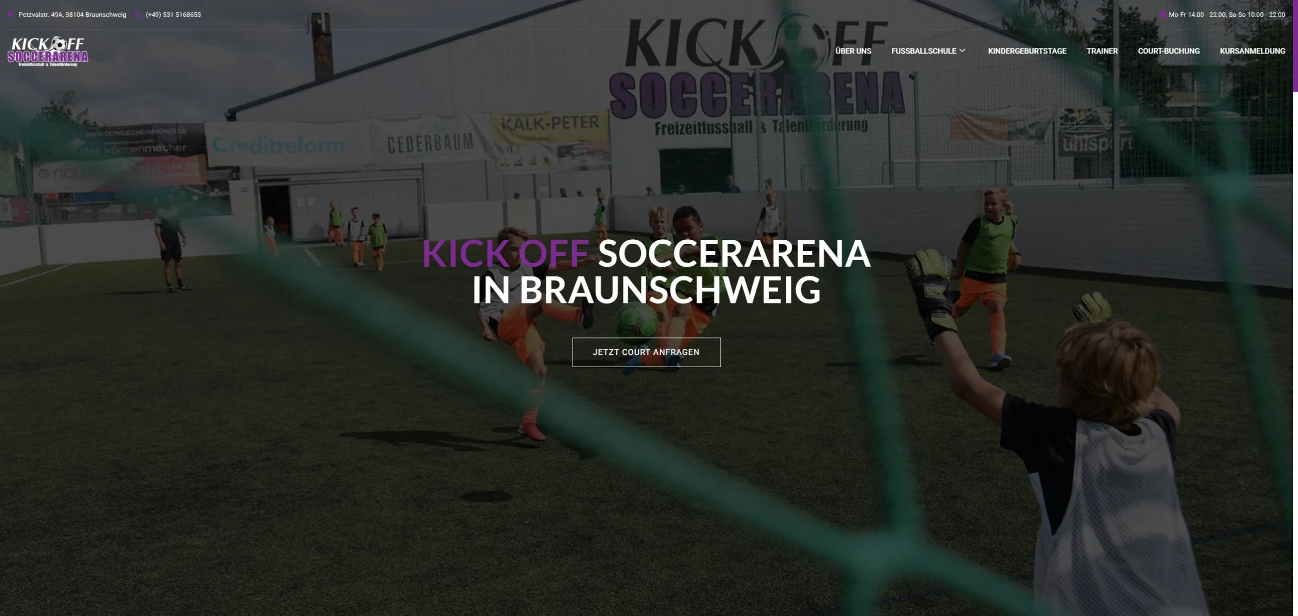 Startseite der KICK OFF Soccerarena Braunschweig mit Fußballmotiv