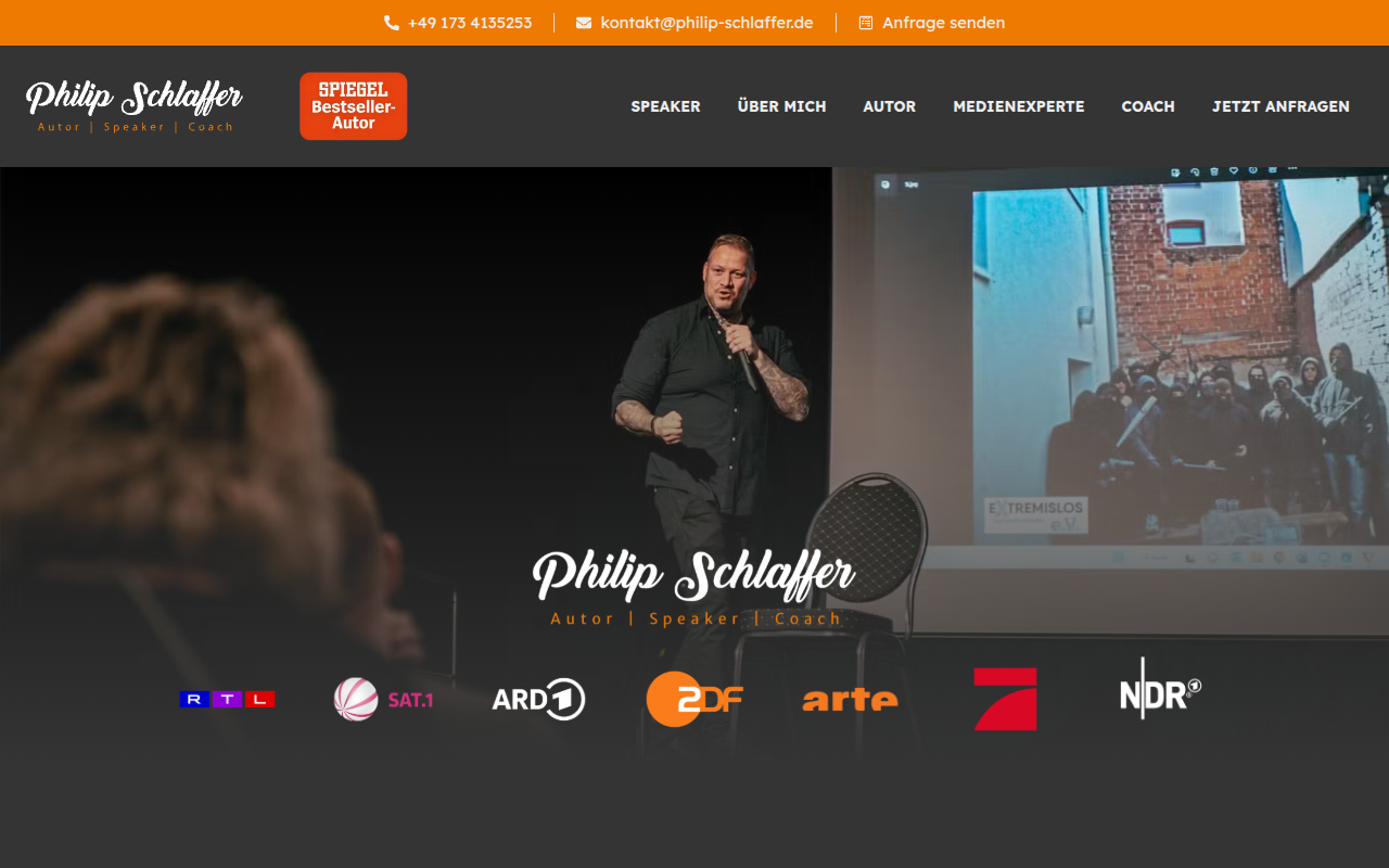 Echte Ansicht der Website von Philip Schlaffer mit Bühne und Navigation