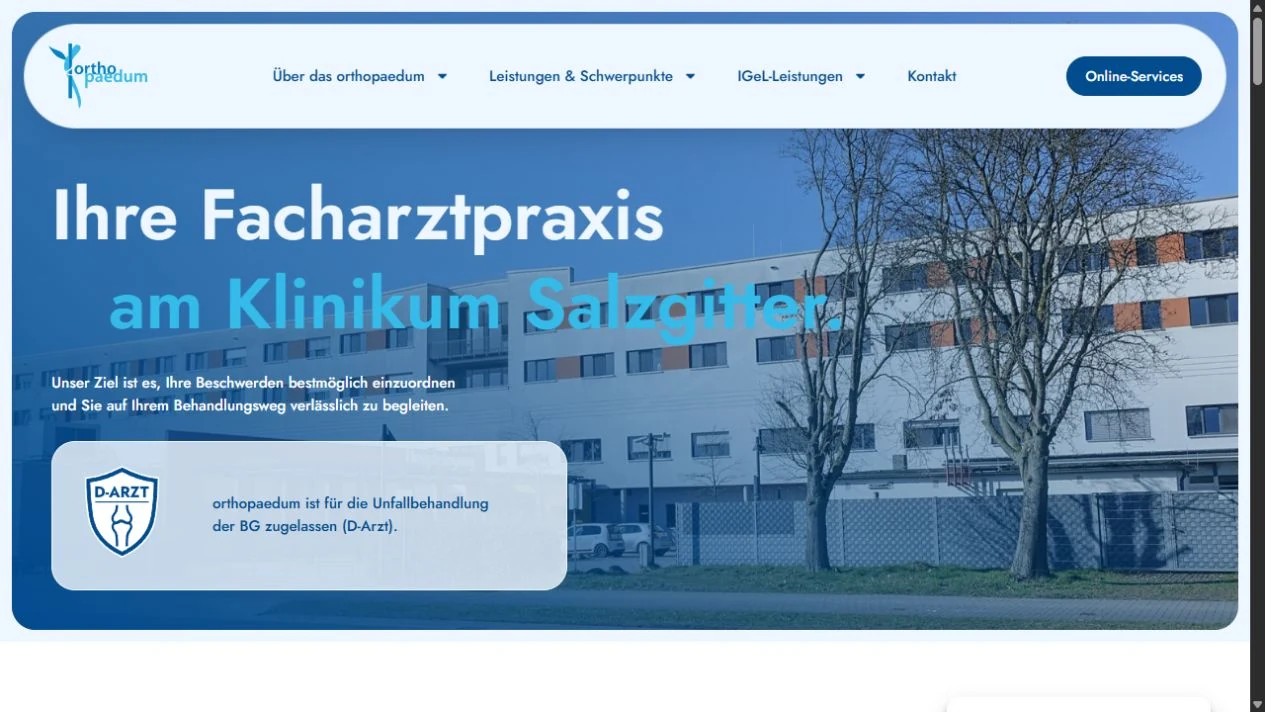 Aktuelle ORTHOPAEDUM-Praxiswebsite in Blau mit großem Praxisbild und klaren Kontaktwegen